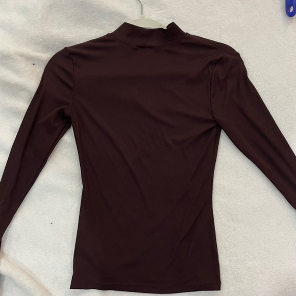 5/20$ H&M Long Sleeve Burgundy Ribbed Cut Out Top - Picture 2 of 3